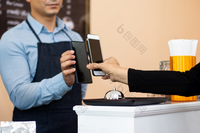 人使用智能手机移动银行扫描代码支付商店