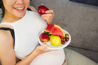 怀孕了女人吃水果西瓜苹果葡萄