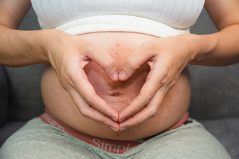 怀孕了女人持有她的胃<strong>爱婴</strong>儿