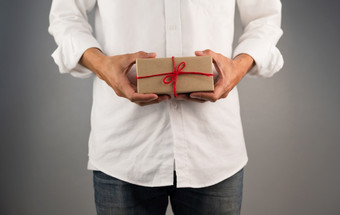 手持有礼物盒子新一年礼物盒子圣诞节礼物盒子复制空间圣诞节来自“一年生日概念