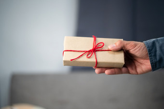 手持有礼物盒子新一年礼物盒子圣诞节礼物盒子复制空间圣诞节来自“一年生日概念
