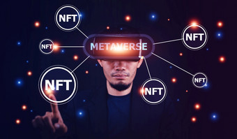 商人穿眼镜虚拟全球互联网连接断续器<strong>元</strong>宇宙技术概念创新未来主义的