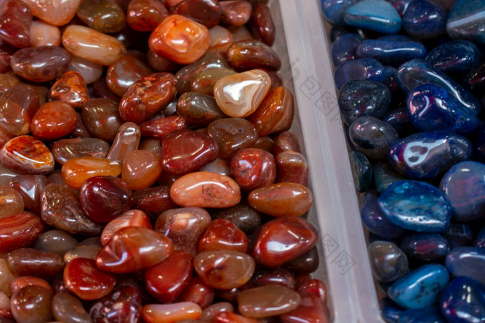 色彩斑斓的半珍贵的石头不同的形状岩石鹅卵石半珍贵的宝石石头集合不同的类型石头各种颜色纹理不同的类型石头宝石