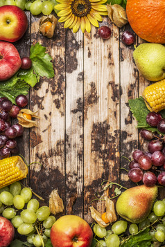 收获水果浆果和蔬菜与向日葵乡村木背景框架前视图
