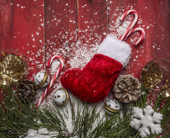 圣诞节背景与糖果松分支机构和松锥圣诞节长袜雪花和雪红色的木乡村背景前视图关闭