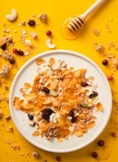 牛奶什锦早餐与酸奶健康的早餐健康的生活方式营养为孩子们早餐麦片前视图