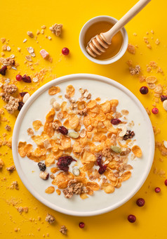 牛奶什锦早餐与酸奶健康的早餐健康的生活方式营养为孩子们早餐麦片前视图