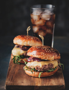 街食物快食物自制的多汁的汉堡与牛肉奶酪和焦糖洋葱的木表格健美的图像