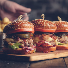自制的美味的多汁的汉堡与牛肉奶酪番茄和焦糖洋葱和土豆球健美的图像
