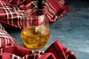 静物与玻璃波本威士忌玻璃威士忌与冰概念秋天脾