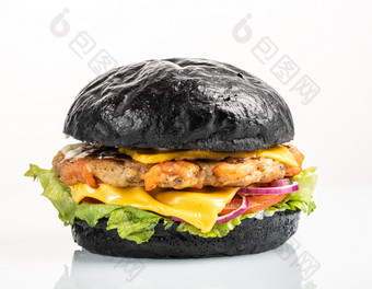 芝士汉堡与虾黑色的好白色背景与反射黑色的汉堡与海鲜孤立的白色
