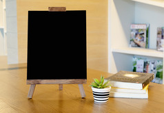 空白黑板上木表格模板模拟为添加你的设计和离开空间旁边框架为添加更多的文本