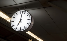 墙时钟使用告诉时间断续器站