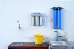 伟大的过滤器净化你的喝水图像孤立的的厨房室内