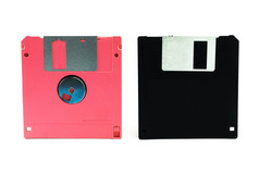 黑色的和粉红色的软盘磁盘孤立的白色背景
