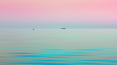 大气自然运动模糊背景绿松石波奥涅加湖下的粉红色的天空的白色晚上季节小岛和船是可见的距离的地平线空间为复制