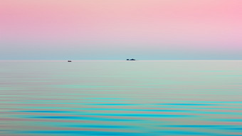 大气<strong>自然</strong>运动模糊背景绿松石波奥涅加湖下的粉红色的天空的白色晚上季节<strong>小岛</strong>和船是可见的距离的地平线空间为复制
