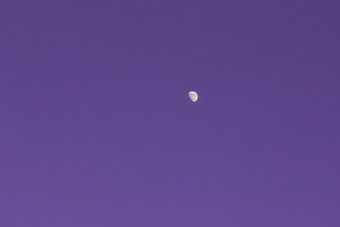 超紫罗兰色的背景的一半月亮的紫色的万里无云的天空健美的空间为复制的月亮的紫色的万里无云的天空