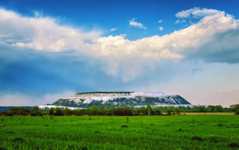 夏天景观与绿色场和美丽的积云云在的白色石膏山俄罗斯莫斯科地区沃斯克列森斯基区场景观与积云云在的白色山