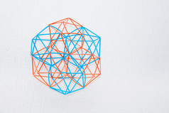 绿松石和橙色手工制作的三维模型几何固体白色变形背景Bicolor手工制作的维模型几何固体