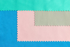 色彩斑斓的块织物样品特写镜头可以使用纺织织构背景与空间为复制色彩斑斓的织物样品背景