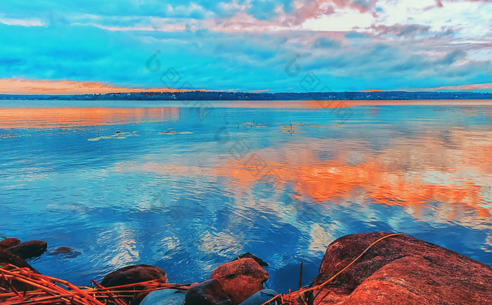 橙色和绿松石晚上海景健美的的平静清晰的水域湖奥涅加反映的明亮的颜色的多云的天空在的白色晚上白色晚上和明亮的颜色的湖奥涅加卡累利阿共和国