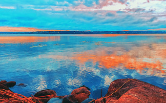 橙色和绿松石晚上海景健美的的<strong>平静</strong>清晰的水域<strong>湖</strong>奥涅加反映的明亮的颜色的多云的天空在的白色晚上白色晚上和明亮的颜色的<strong>湖</strong>奥涅加卡累利阿共和国