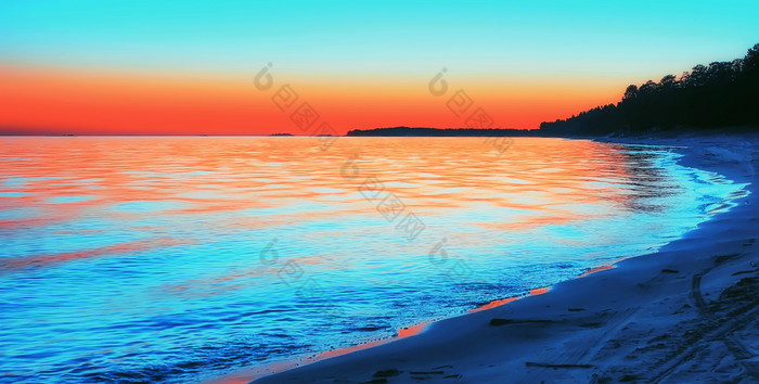 的桑迪海岸的湖的表面的水哪一个反映了的橙色颜色的万里无云的晚上天空晚上景观湖奥涅加
