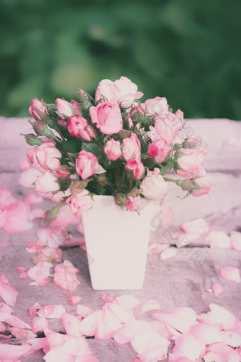 花束玫瑰白色花瓶的表格使木板绿色背景问候卡健美的模糊的古董过滤器玫瑰白色花瓶木表格