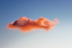 一个粉红色的橙色云的蓝色的天空单云的天空