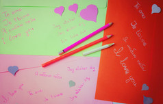 写手与彩色的铅笔声明爱不同的彩色的信封与纸心手写的声明爱