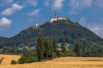 <strong>主导</strong>地位的捷克土地大bezdez山与的废墟非凡的皇家城堡从的一半的世纪建埃米斯尔奥塔卡尔