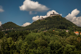 主导地位的捷克土地大bezdez山与的废墟<strong>非凡</strong>的皇家城堡从的一半的世纪建埃米斯尔奥塔卡尔