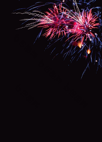 烟花摘要黑暗背景色彩斑斓的烟花的晚上天空新一年庆祝活动烟花摘要烟花黑色的背景与免费的空间为文本