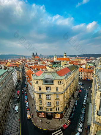 布拉格红色的屋顶和线圈历史老小镇布拉格城市景观布拉格日落冷淡的红色的屋顶线圈和布拉格城堡的背景布拉格czechia空间为文本