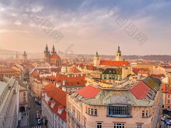 布拉格红色的屋顶和线圈历史老小镇布拉格城市景观布拉格日落冷淡的红色的屋顶线圈和布拉格城堡的背景布拉格czechia空间为文本