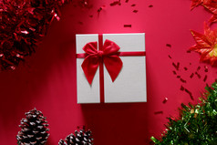 前视图礼物盒子红色的背景与圣诞节装饰