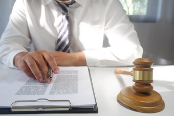 法律法律顾问礼物合同与槌子和法律法律正义和律师概念
