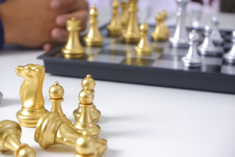 商人玩国际象棋游戏业务策略领导和管理概念