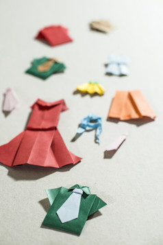 许多衣服折纸使纸fugures