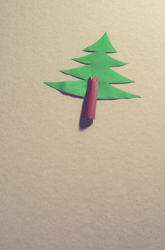 圣诞节松树使纸纸背景折纸圣诞节树