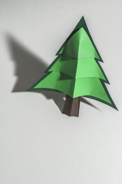 圣诞节松树使纸纸背景折纸圣诞节树