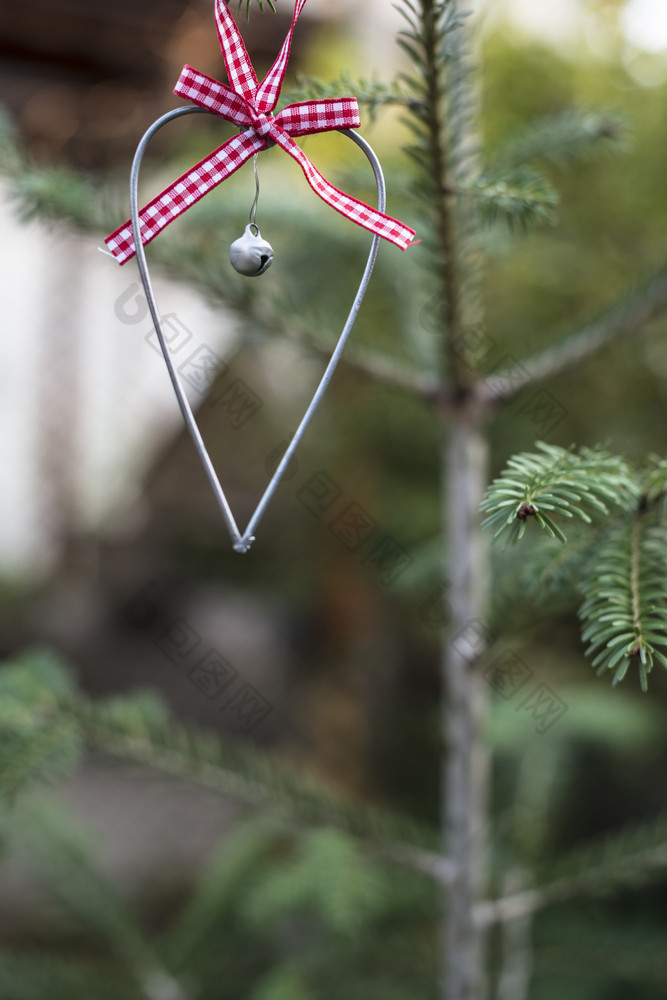 圣诞节点缀心形状冷杉树圣诞节冷杉树和心与丝带