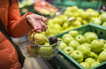 水果超市购买苹果和梨商店小篮子