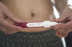 怀孕测试女人持有怀孕测试人员关闭
