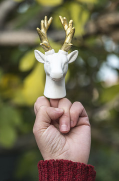 雕像白色鹿中间手指关闭