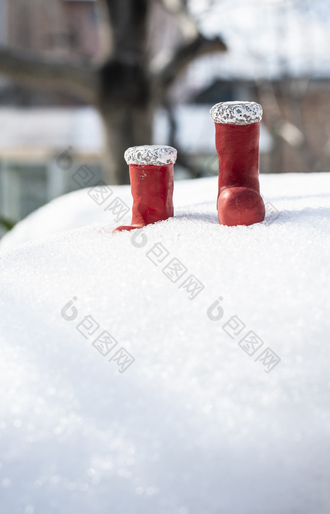 小红色的圣诞节靴子雪小红色的圣诞节靴子