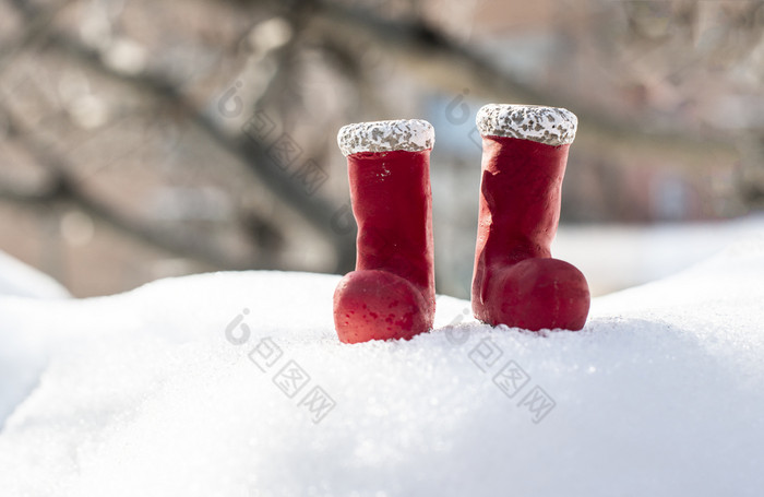 小红色的圣诞节靴子雪小红色的圣诞节靴子