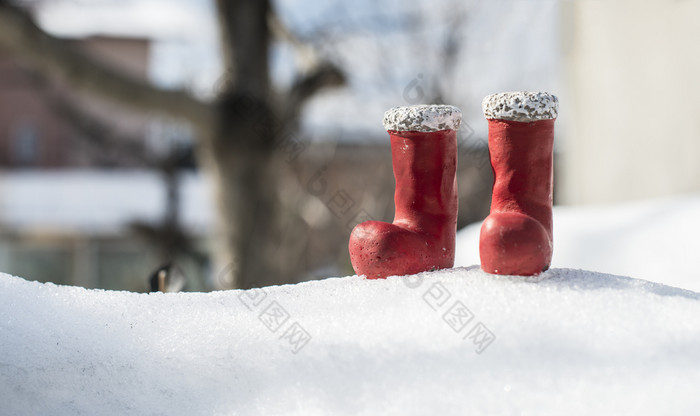 小红色的圣诞节靴子雪小红色的圣诞节靴子