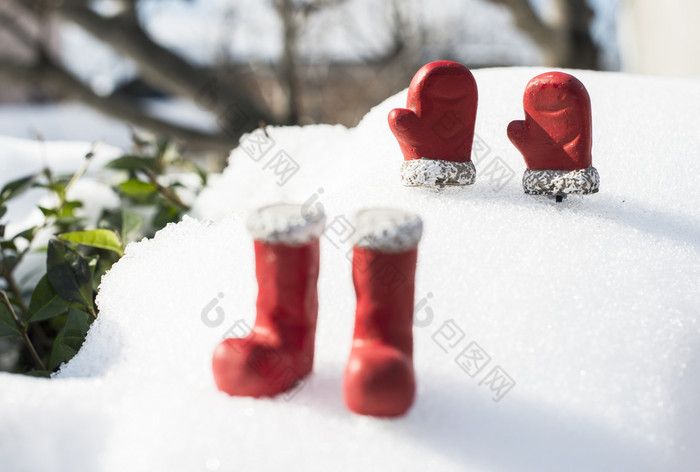 圣诞节靴子和手套的雪圣诞节靴子和手套